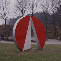 Skulptur PK 18, 1988, Aluminium lackiert, 230 x 260 x 80 cm Jetziger Standort: Kantonsspital Frauenfeld