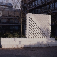 Skulptur Bewegung, 1980, Keramik Elemente, 230 x 245 x 60 cm Universität Zürich, Irchel