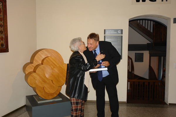 Der Stadtammann von Frauenfeld ehrt die Familie Sapone.