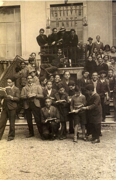 Der Jüngste von allen: Natale Sapone in ein Buch vertieft (links von ihm kniet ein Lehrer).