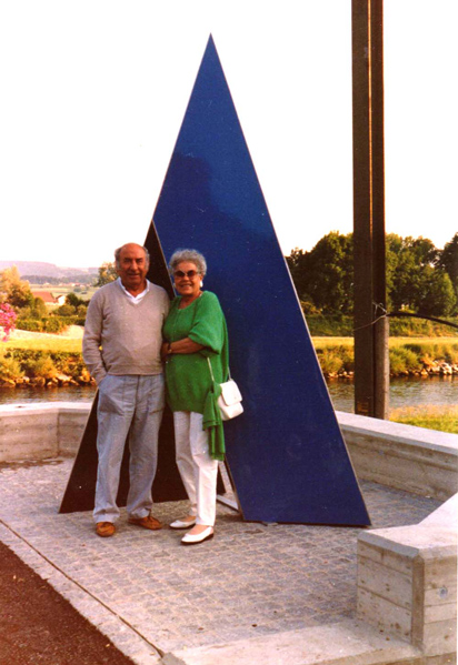 Historisches Foto: Natale Sapone mit seiner Schwester an der Brücke bei Uesslingen. Seine Skulptur durfte dort nicht stehen bleiben.