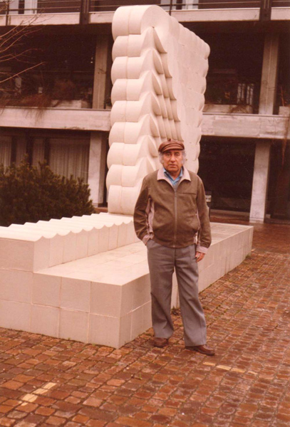 Natale Sapone vor seiner Skulptur «Bewegung», Keramik 230 x 245 x 60 cm, im Aussenbereich an der Universität Zürich, Ostern 1985